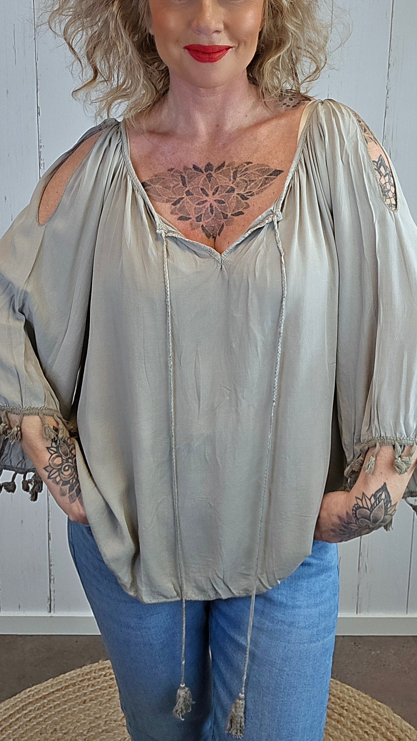 Marthe bluse med åpen skulder og dusker