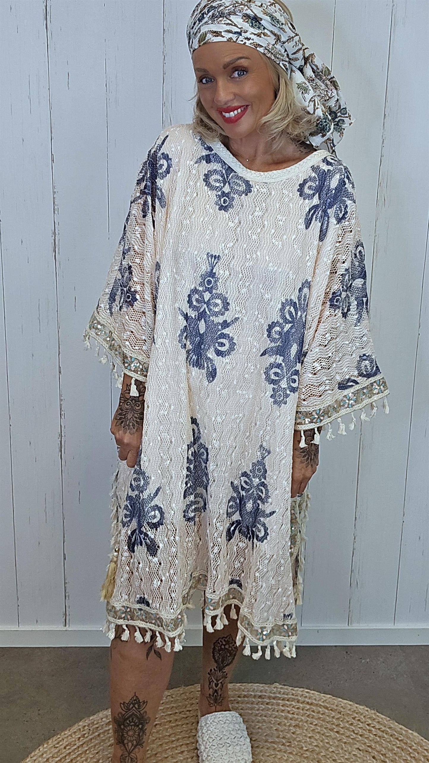 Ponchokjole med blonde og innerkjole