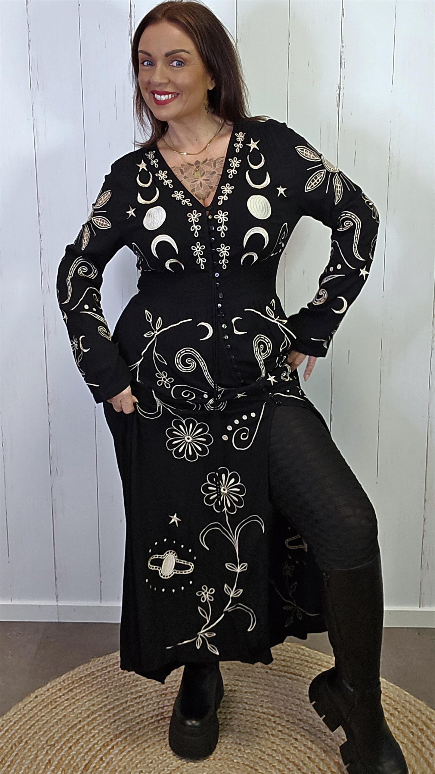 Selma brodert kjole svart