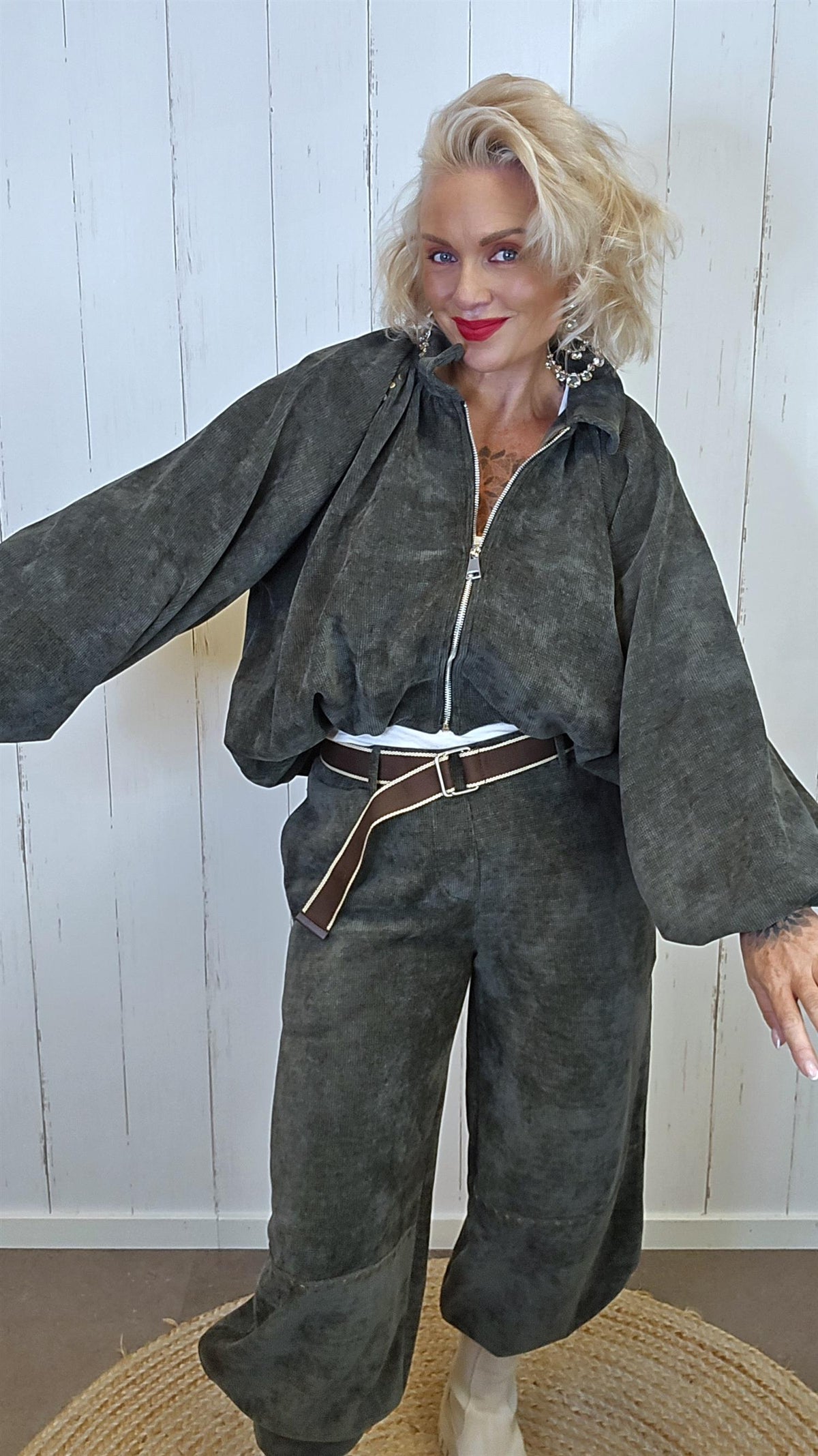 Jolie kort jakke med gullnagler kaki