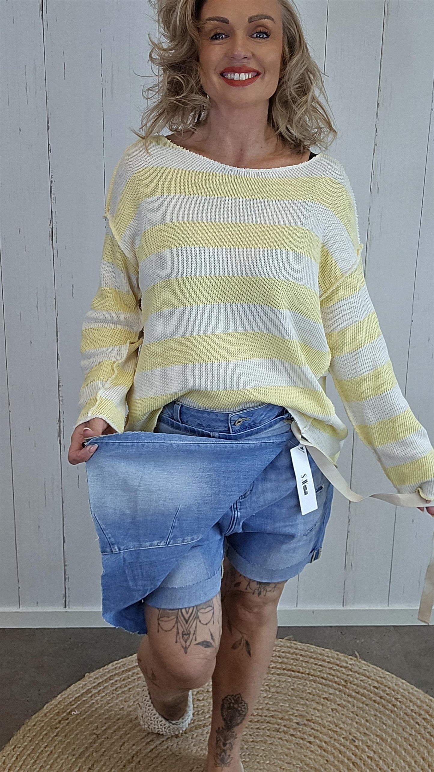 Denim shorts med belte og slitte detaljer