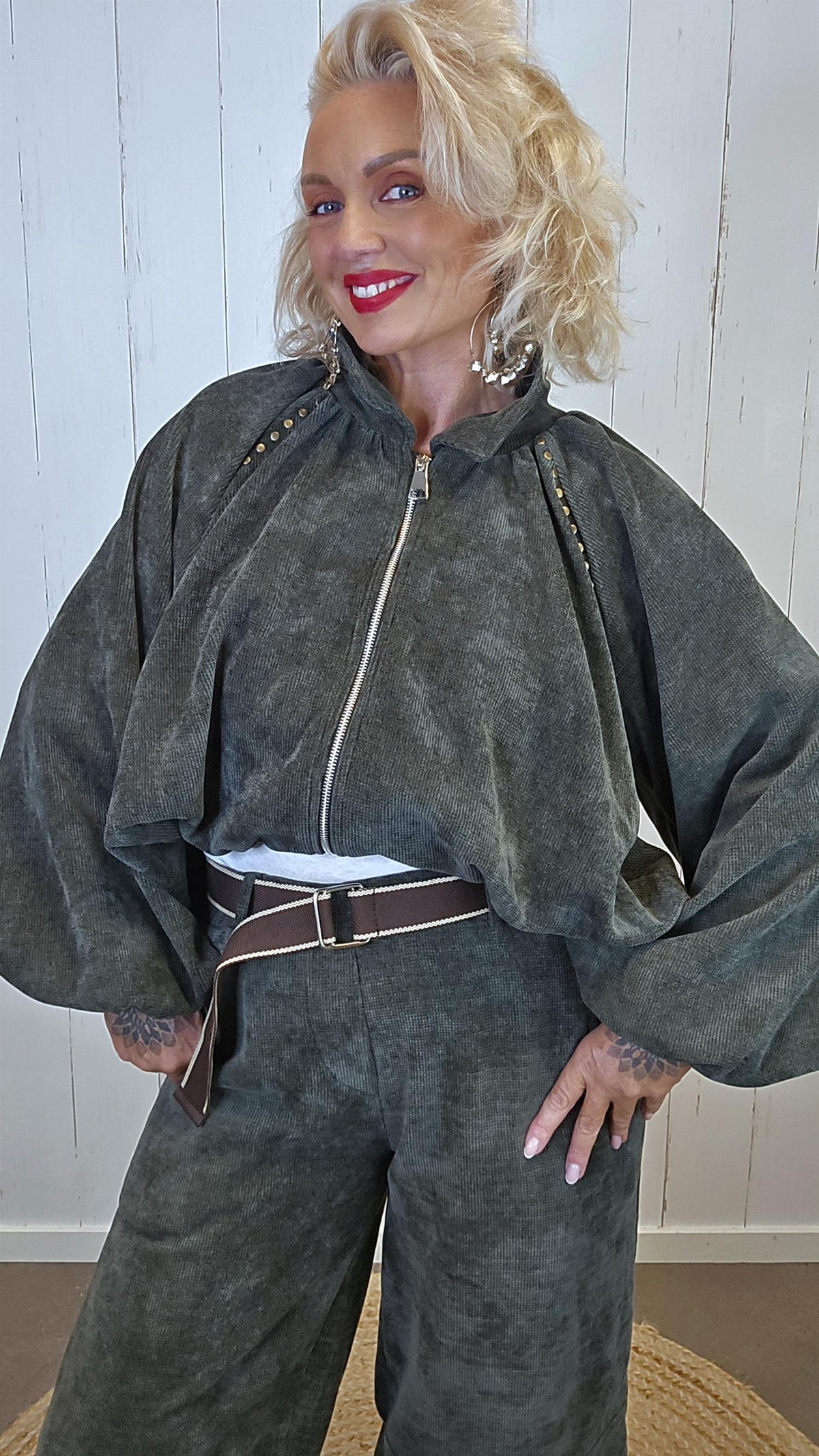 Jolie kort jakke med gullnagler kaki