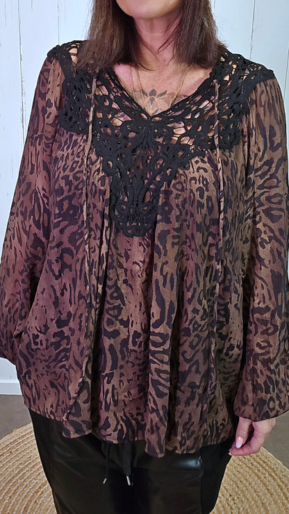 Brun leopardbluse med heklet blondeparti