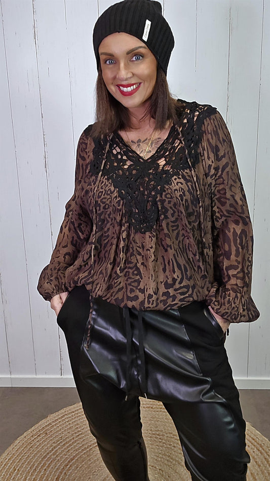 Brun leopardbluse med heklet blondeparti