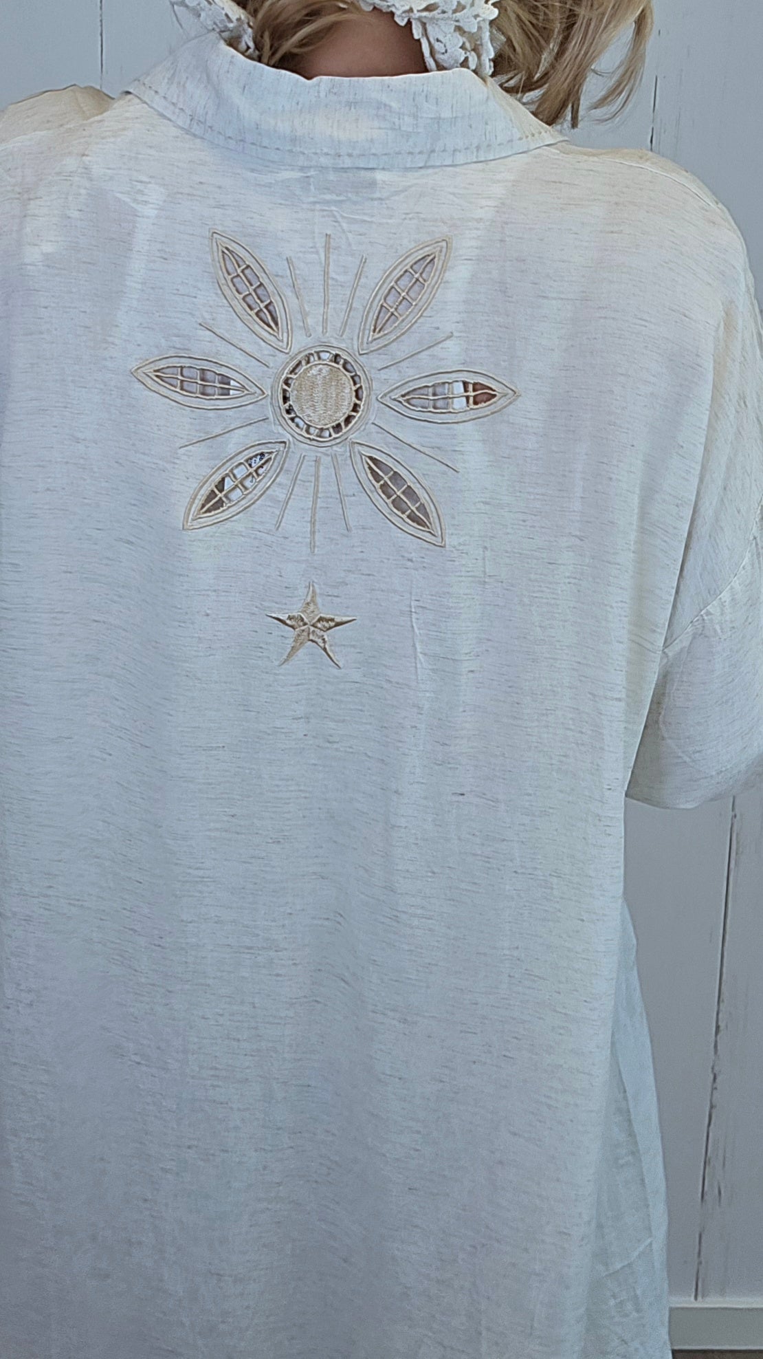 Queenie skjortekjole med broderte detaljer beige