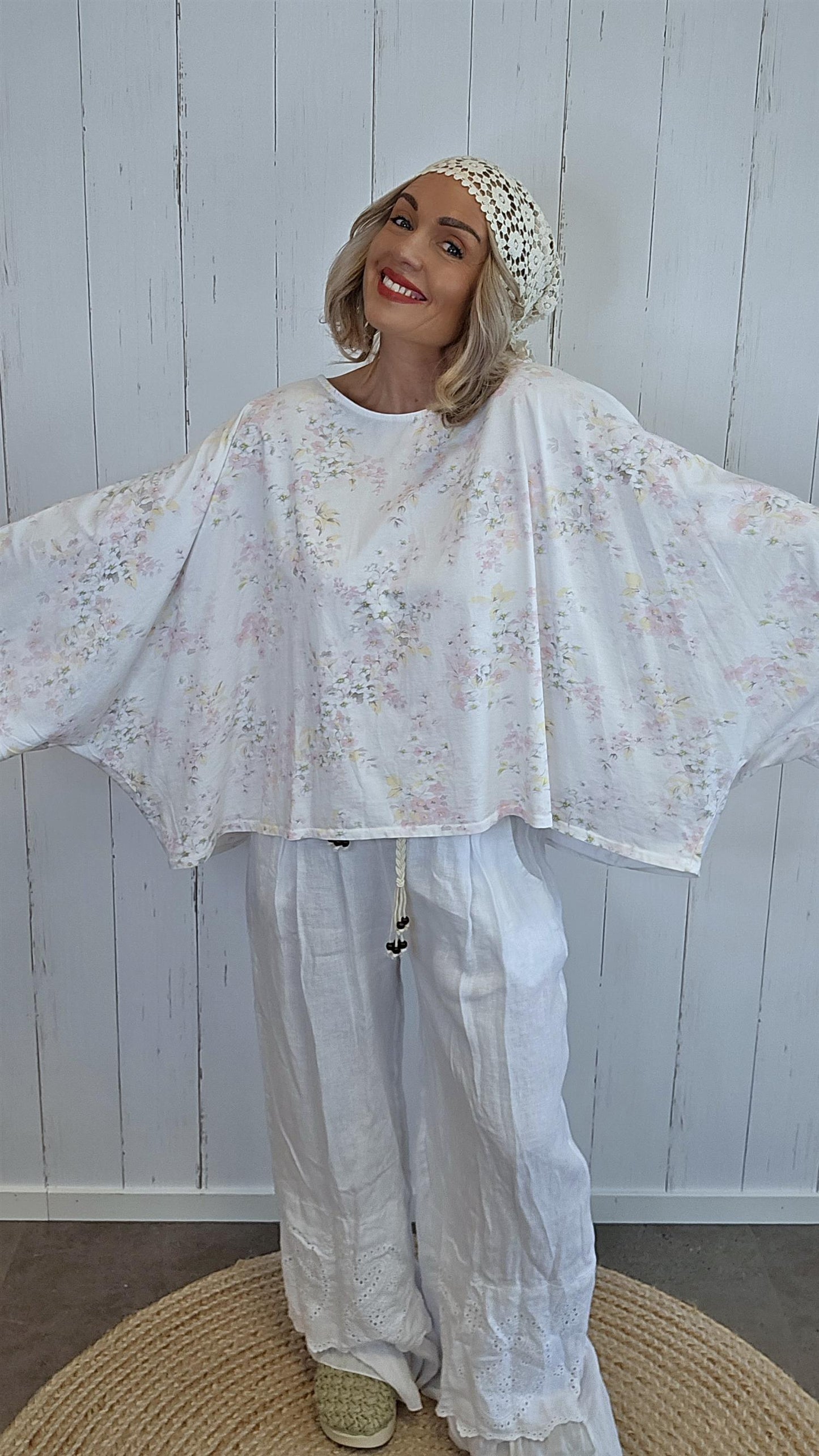 Blomstret poncho-topp hvit