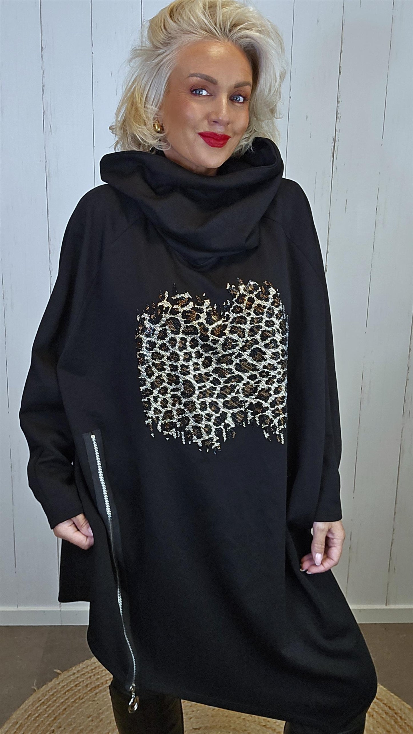 Oversized genser med rhinestones leo