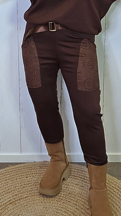 Brun bukse med broderte lommer og belte