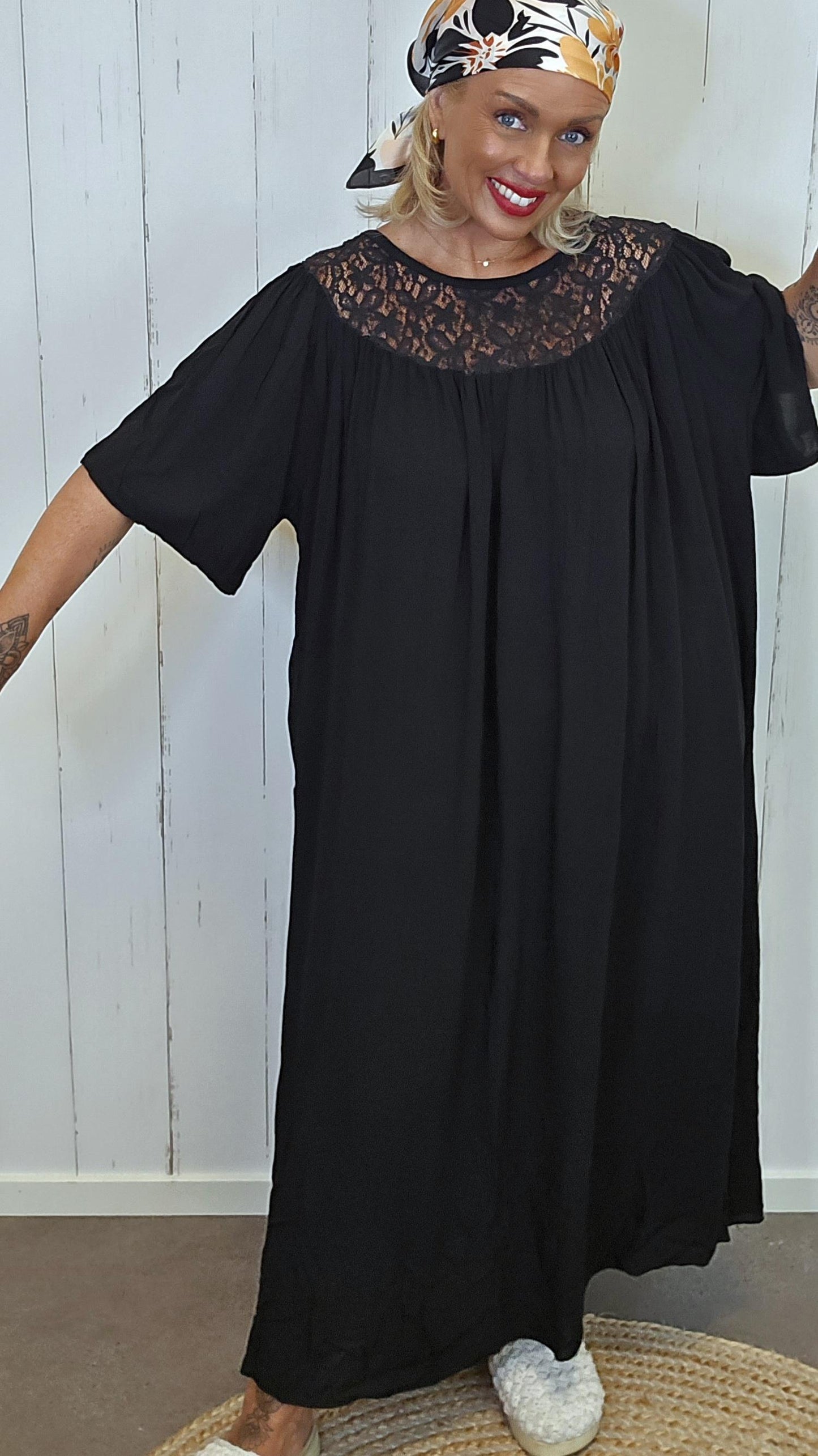 Freja blonde kjole svart