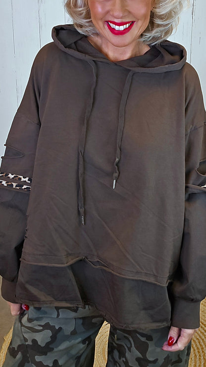 Hettegenser med leo- og rippet detaljer brun