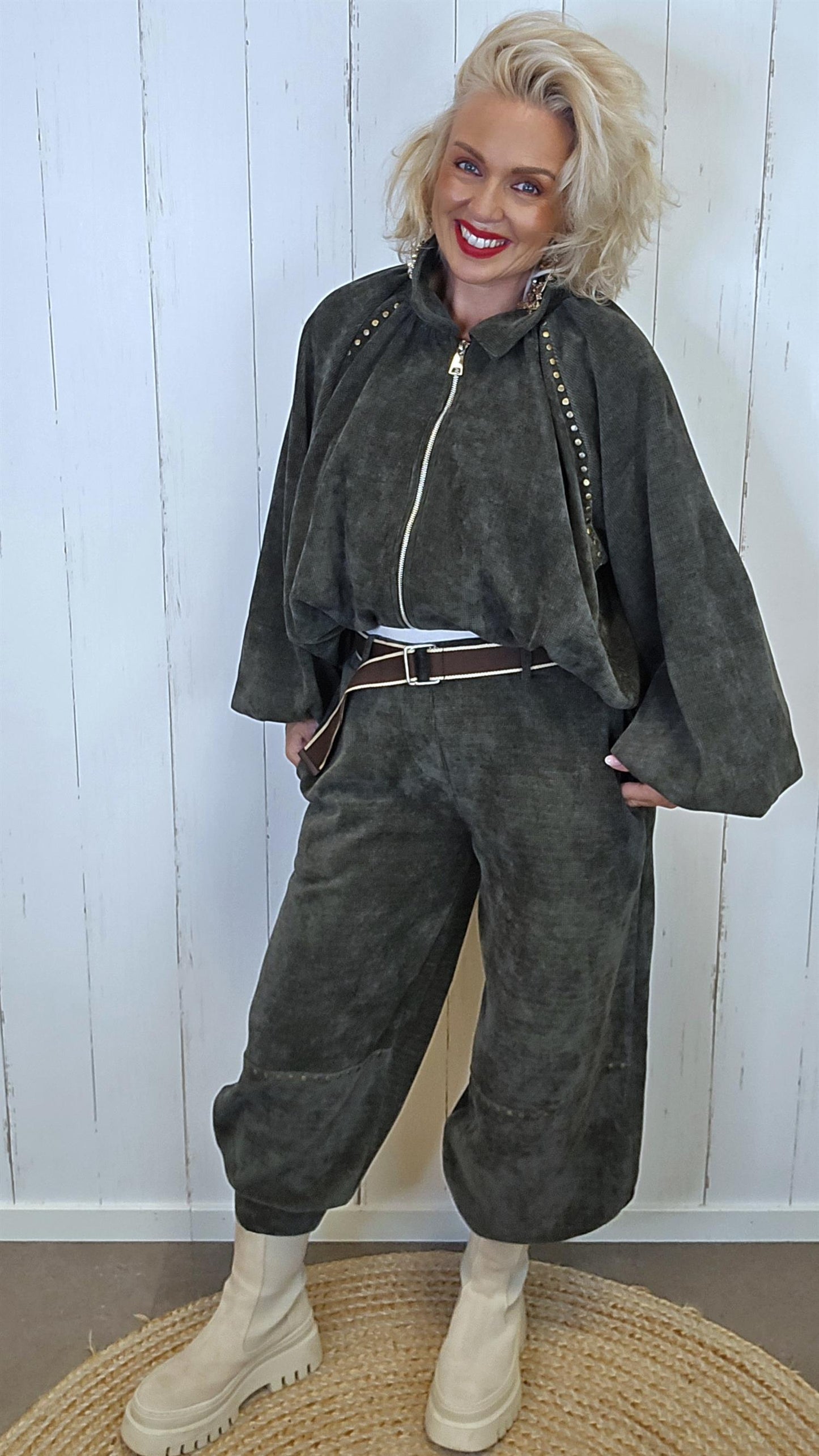 Jolie kort jakke med gullnagler kaki