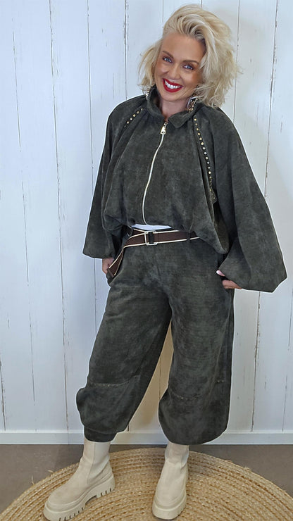 Jolie kort jakke med gullnagler kaki
