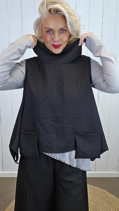Bella pinstripe vesttopp med høy hals