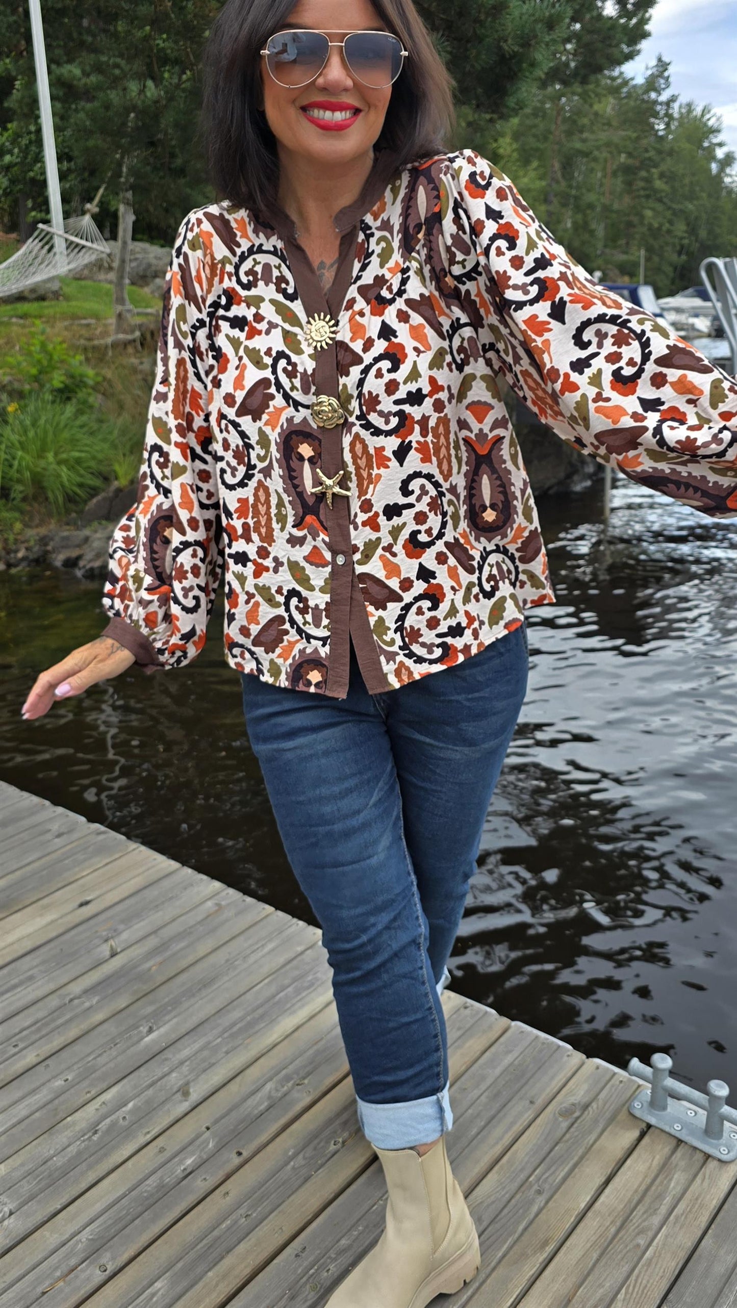 Cajsa skjortebluse med broscher