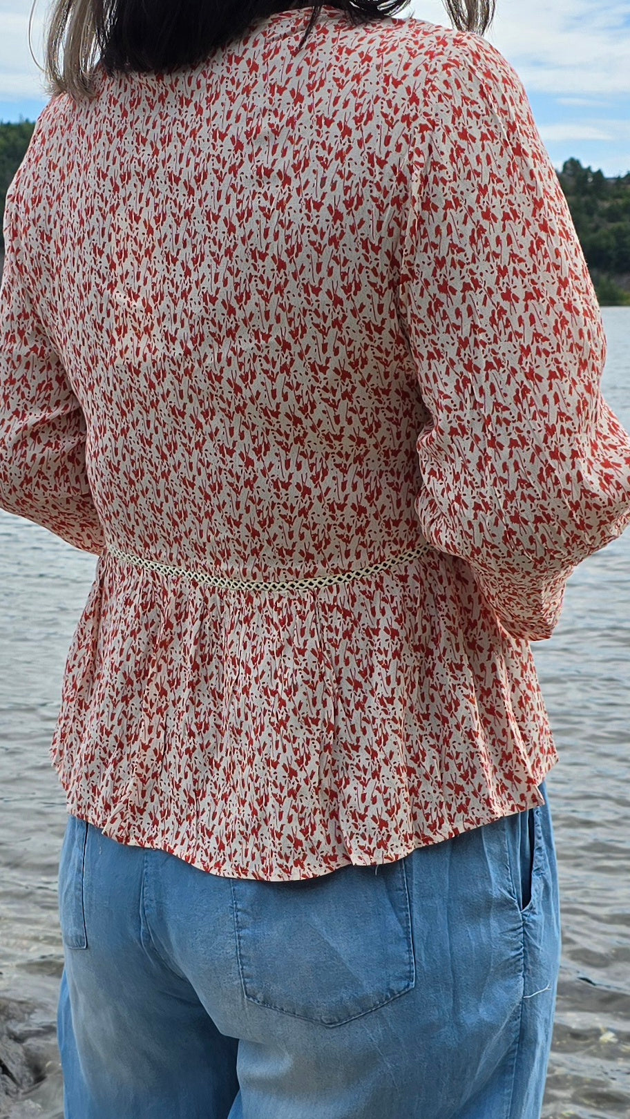 Sofie bluse med røde detaljer