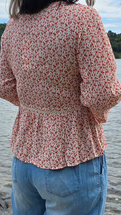 Sofie bluse med røde detaljer