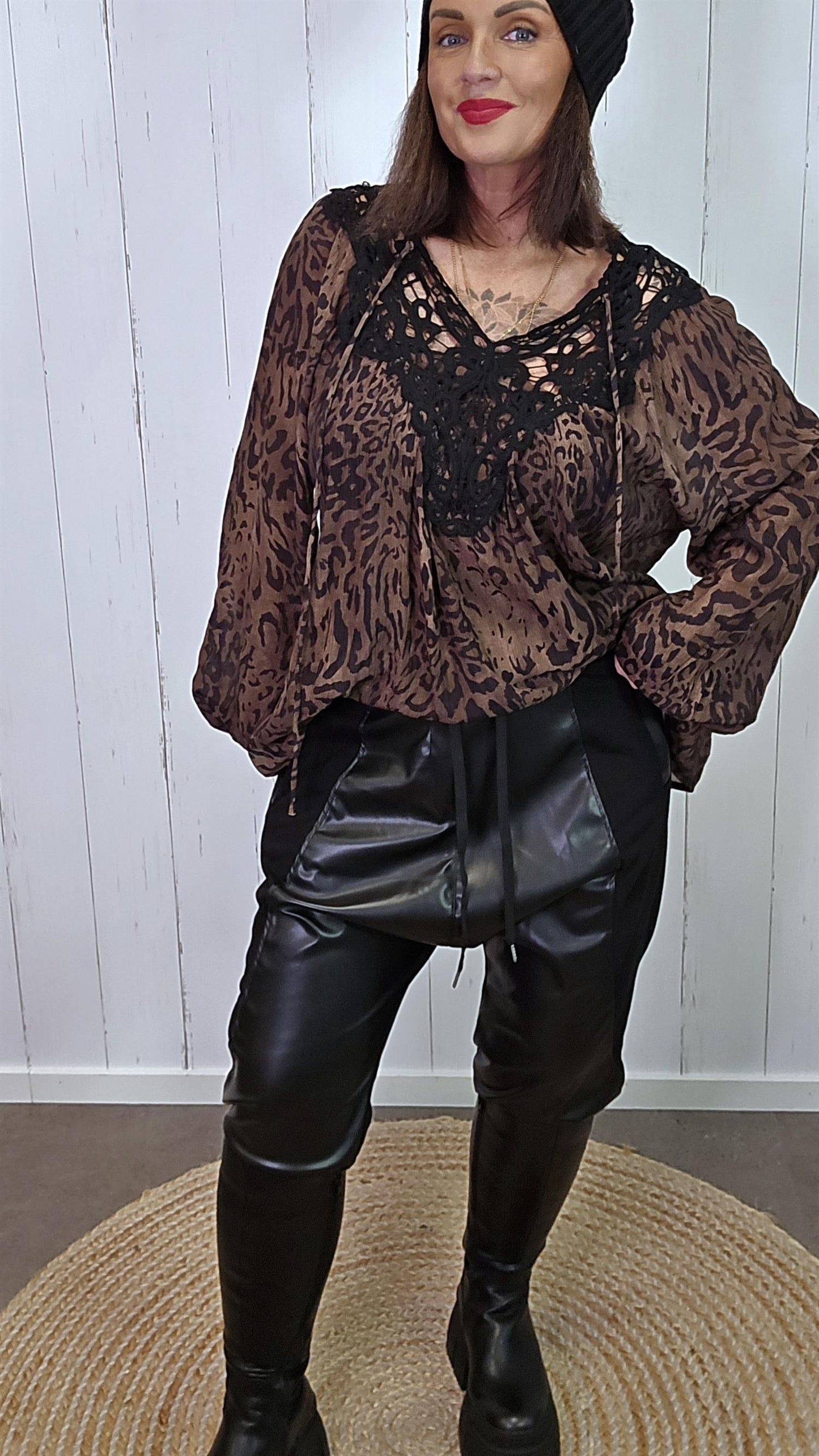Ellen sort bukse med skinnlook