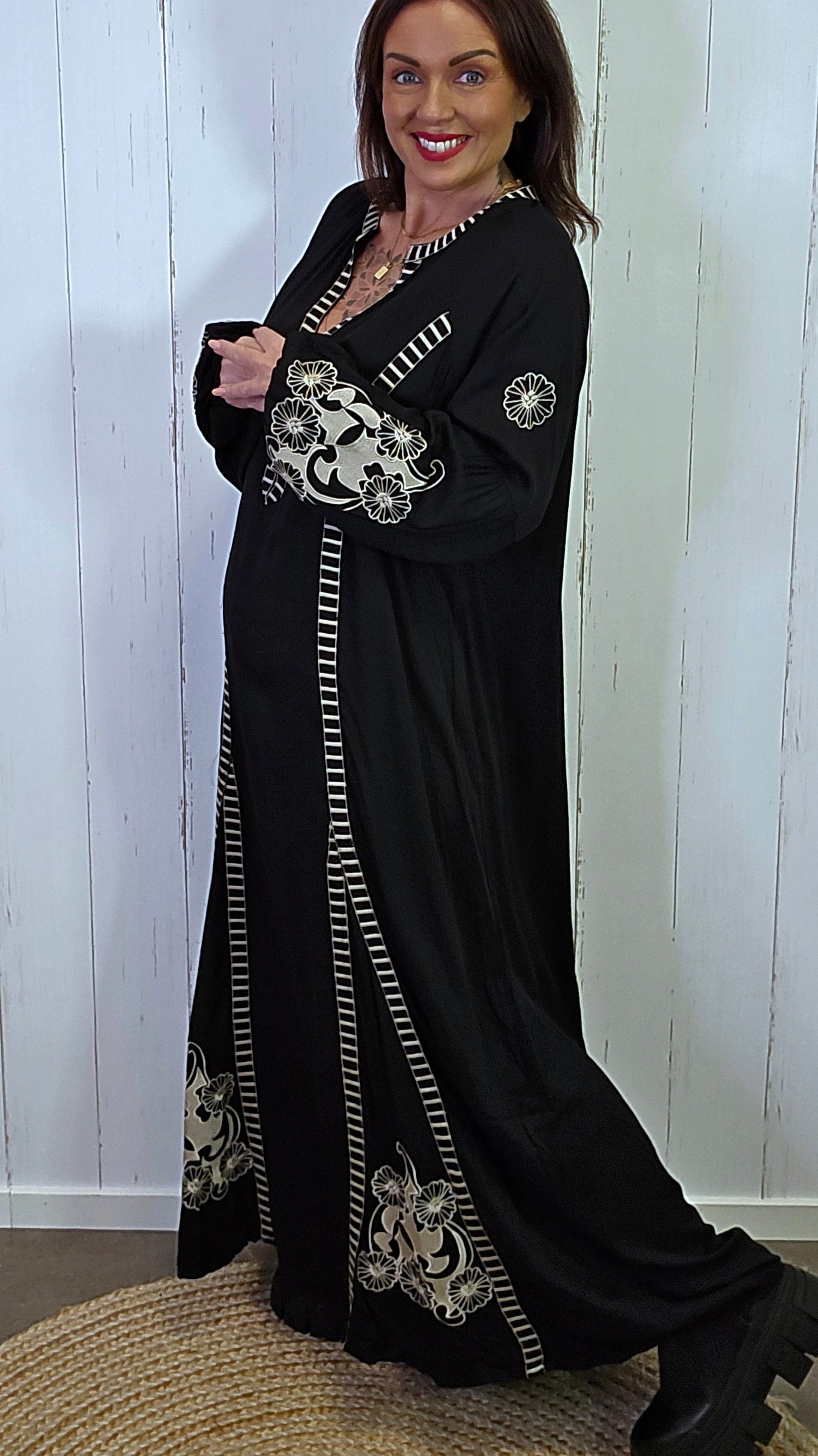 Amira brodert maxikjole svart