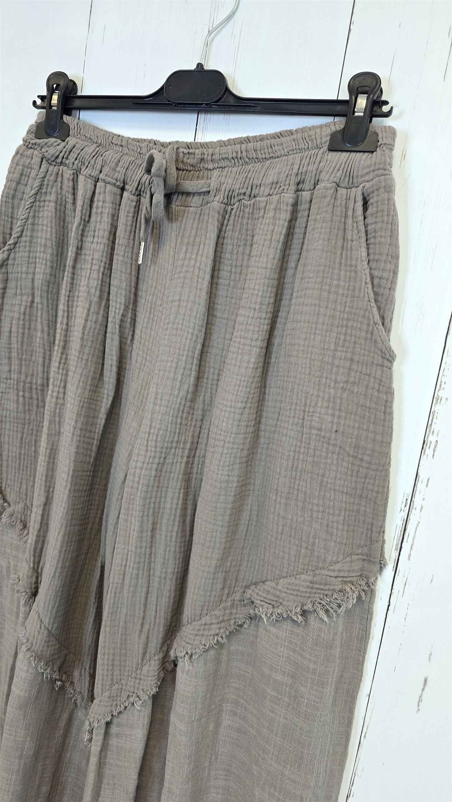 Bomullsbukse med lommedetaljer taupe