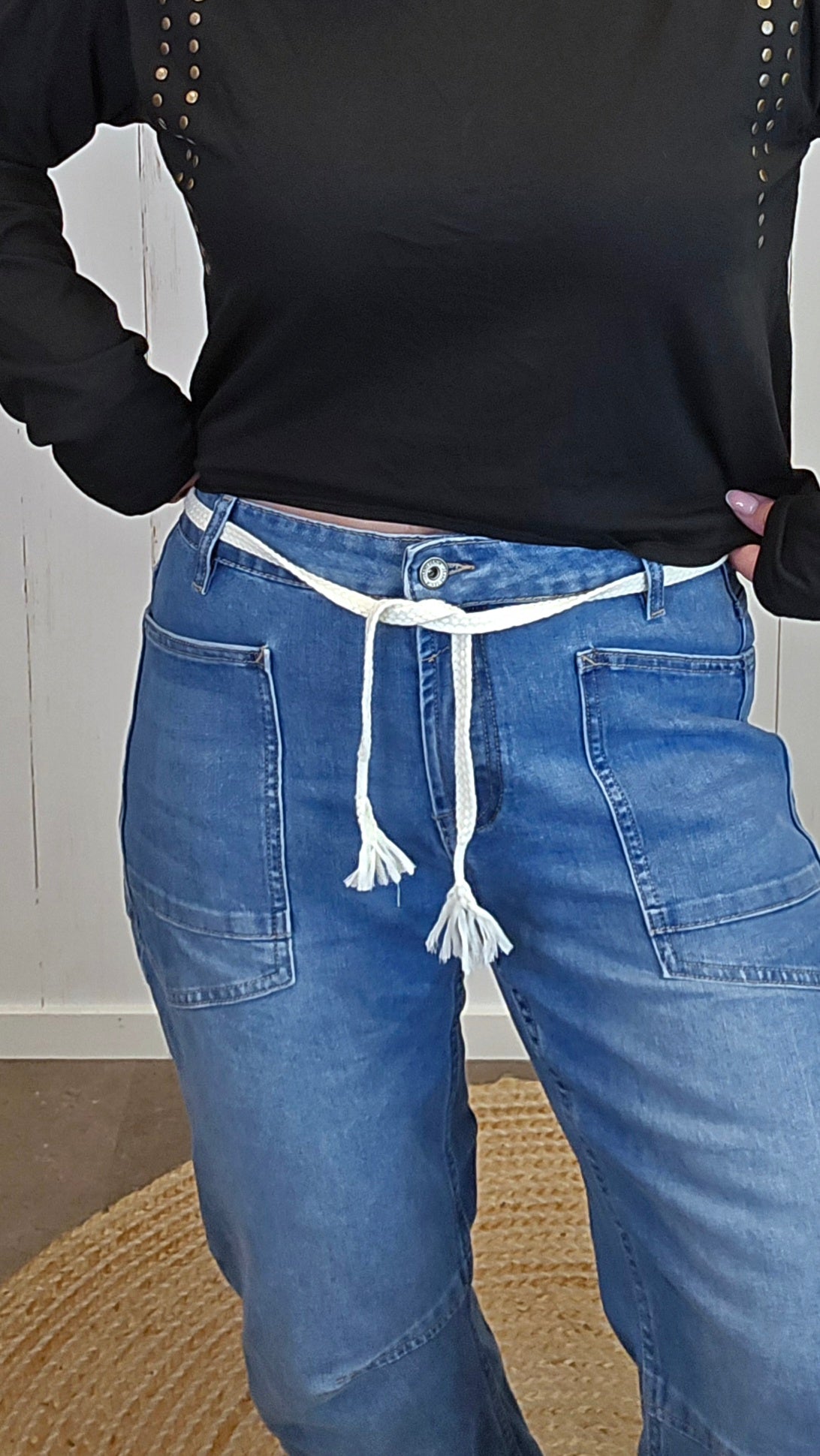 Uma jeans med flettet belte Blå