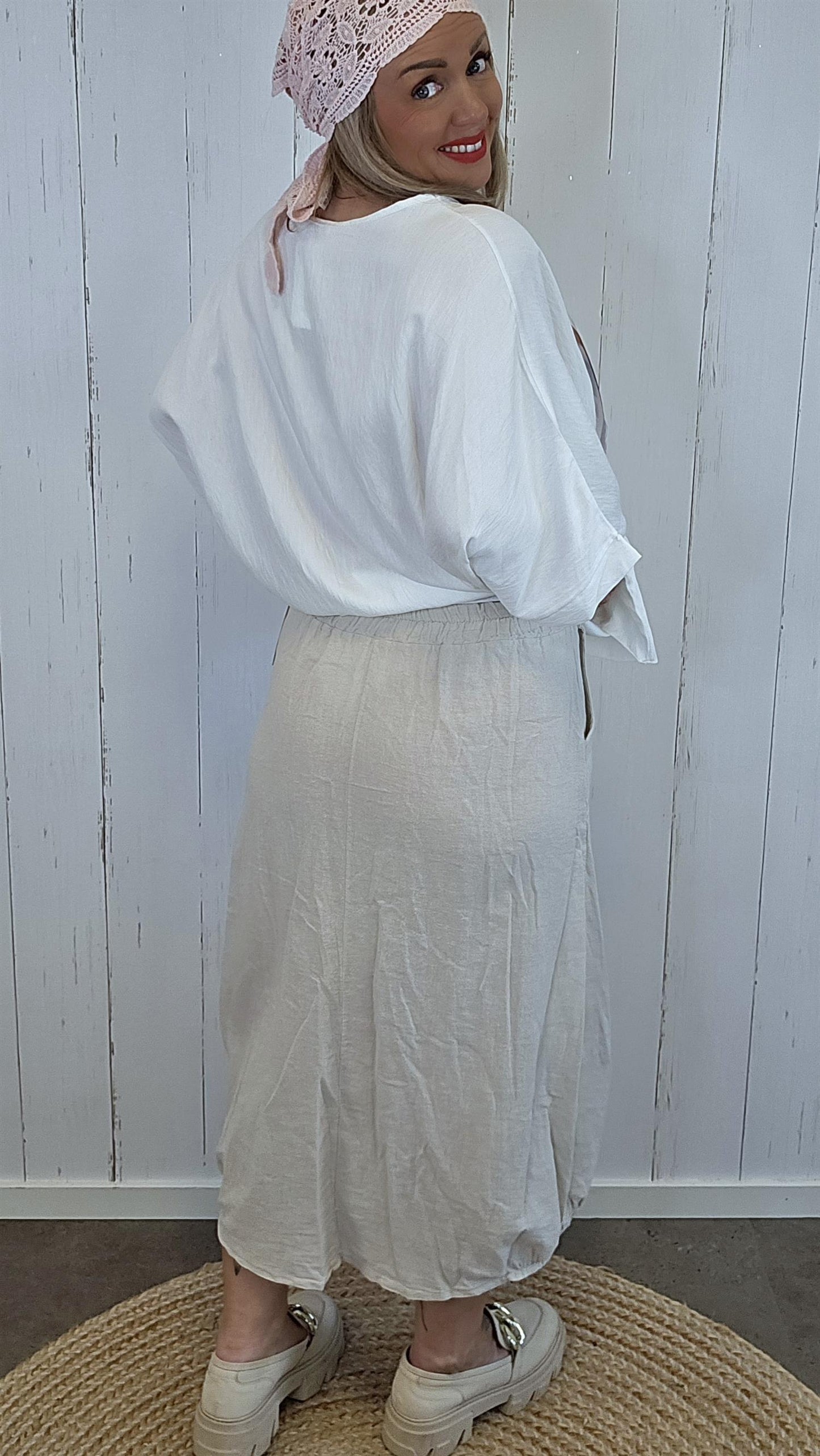 Bella beige skjørt med dekorativ knyting