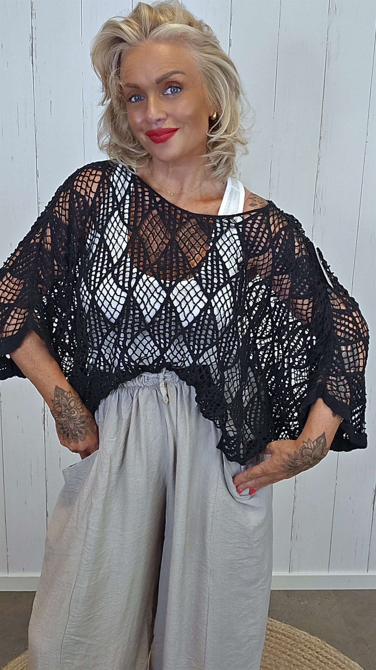 Clara ponchotopp heklet svart