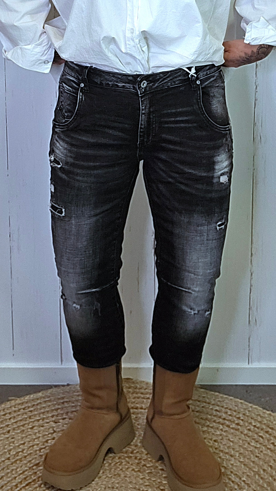 Lea svartgrå jeans med slitasje