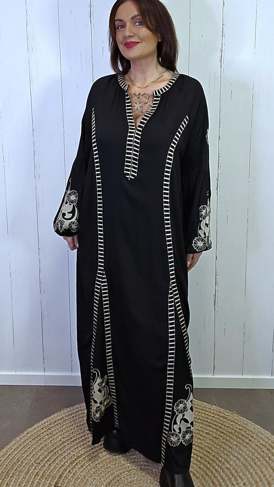 Amira brodert maxikjole svart