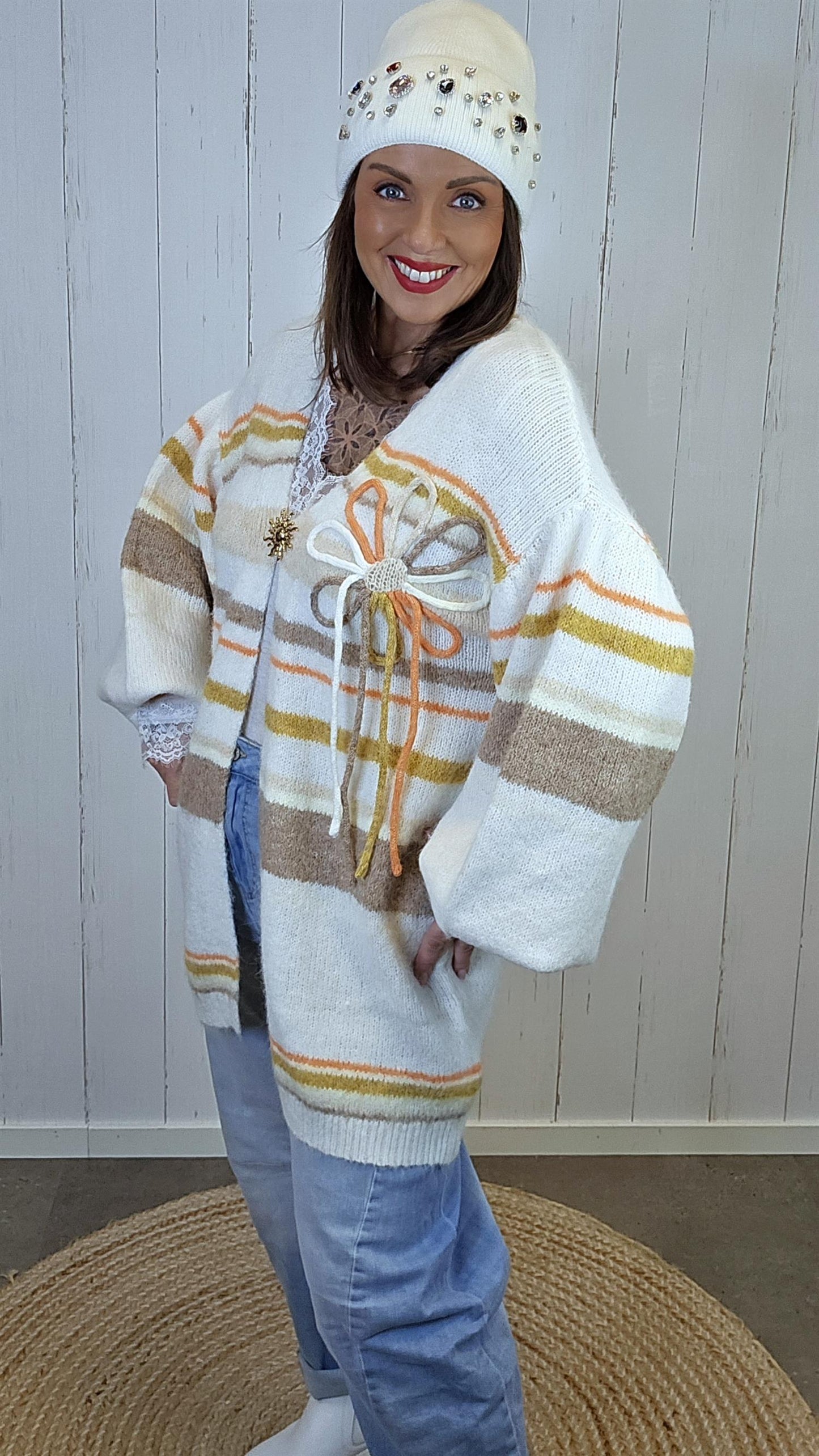 Stripet cardigan med brosje