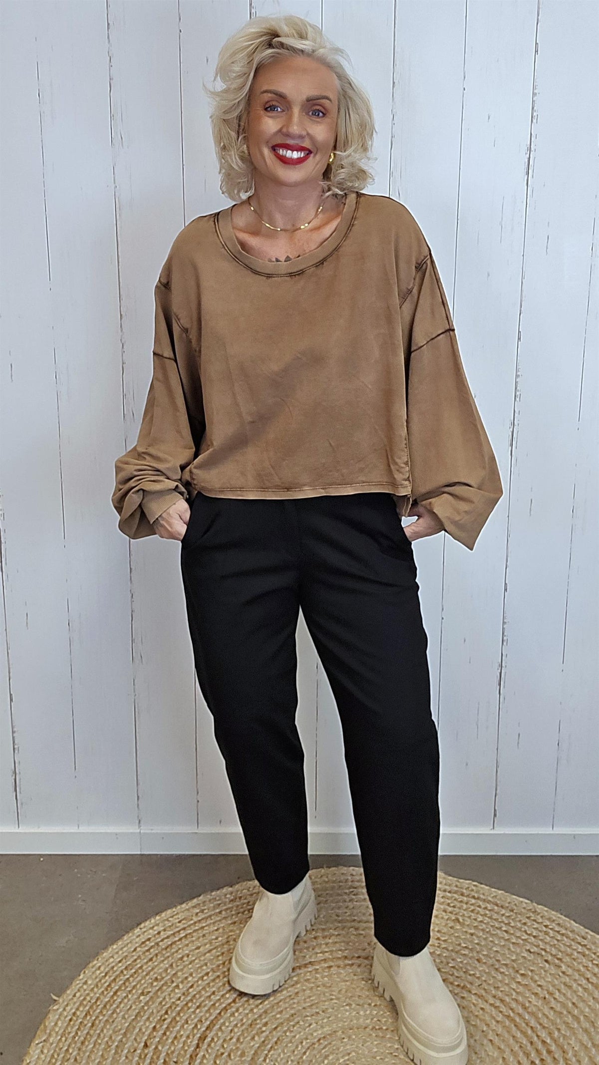 Elodie oversized genser med båthals konjak