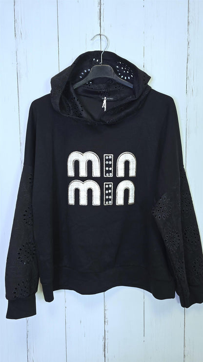 Sort genser med broderte detaljer