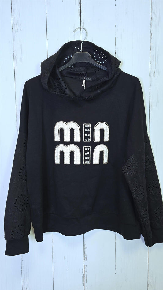 Sort genser med broderte detaljer