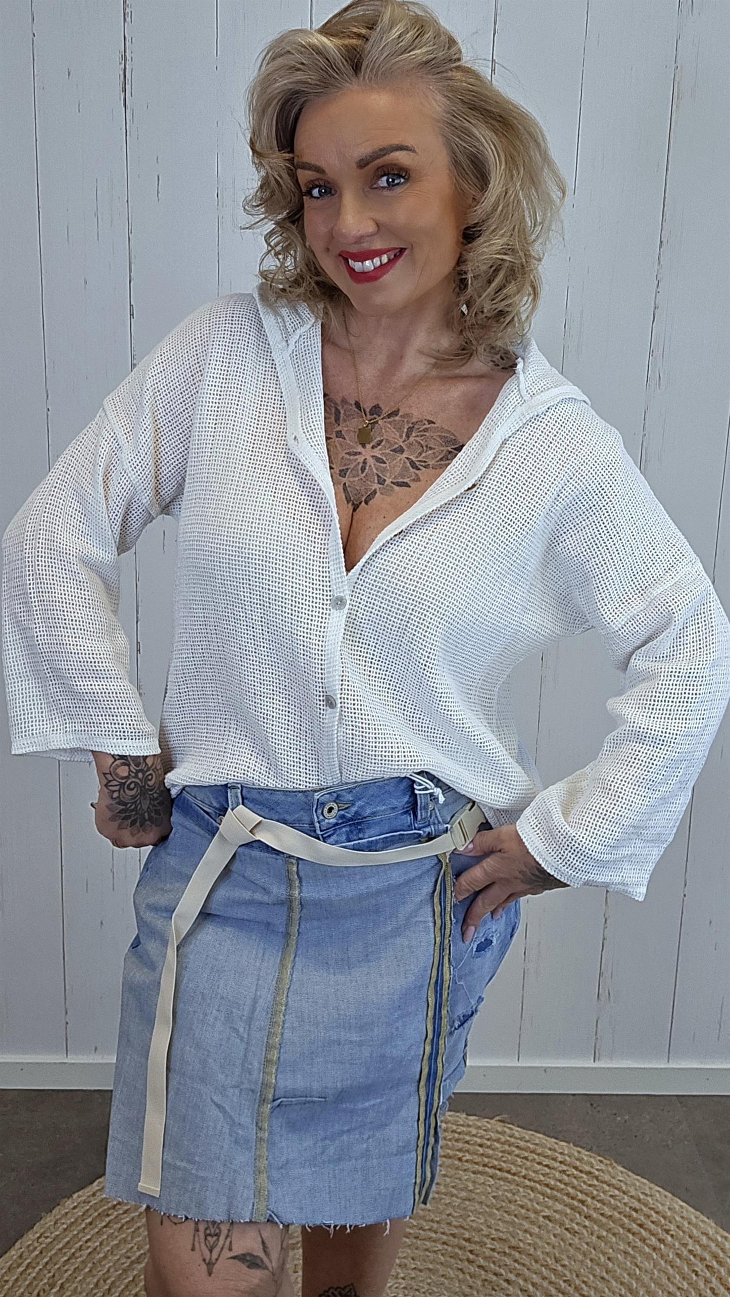 Clara kort hettejakke i heklet bomull hvit