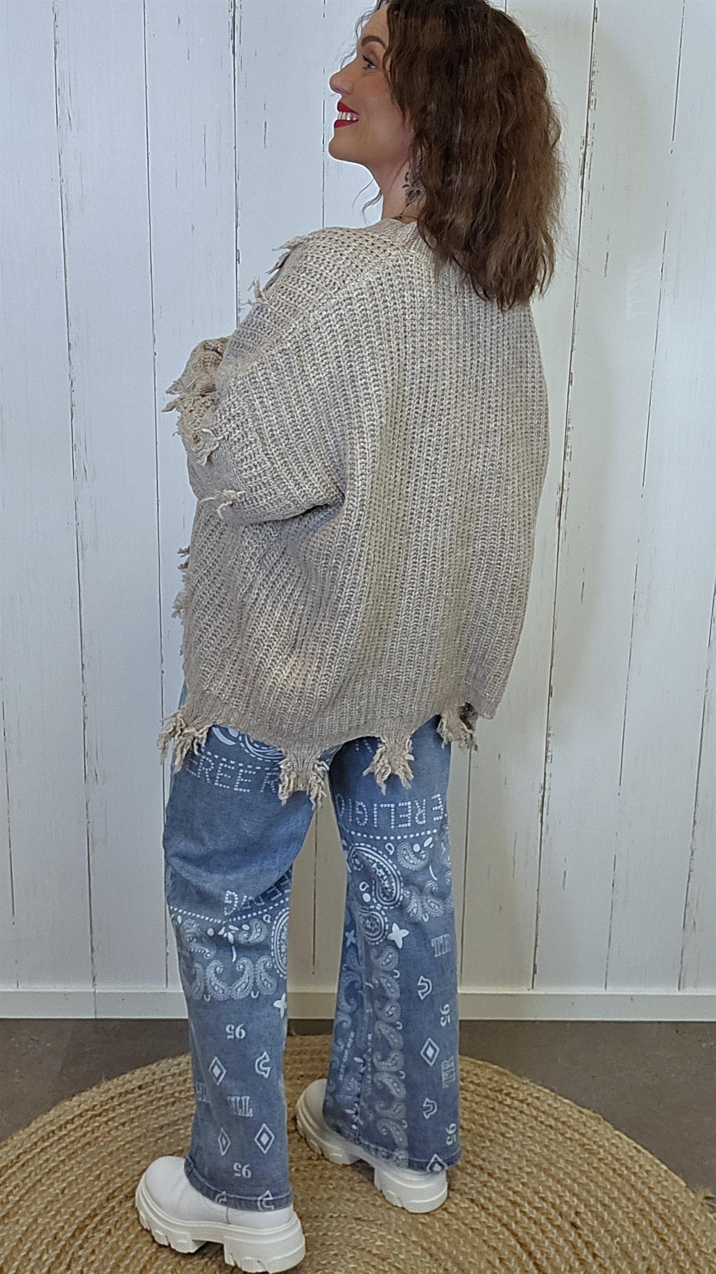 Selma Strikkegenser med rå detaljer