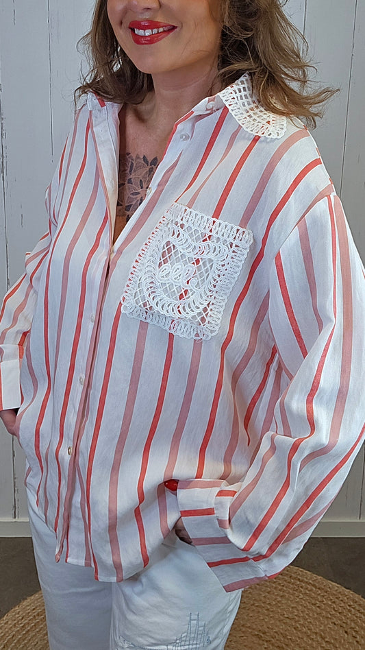 Ylva stripet skjorte med blonde detalj Rød