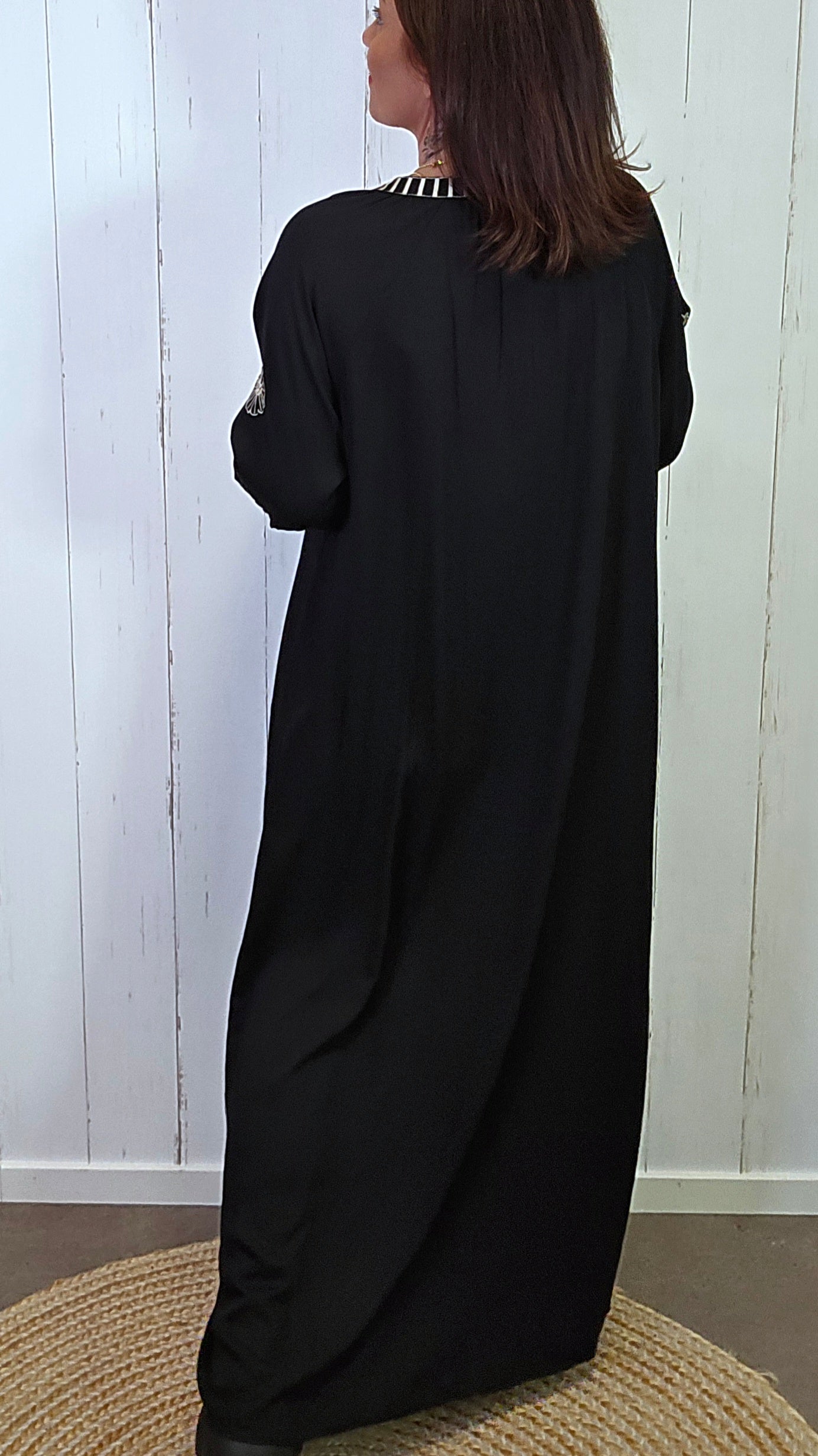 Amira brodert maxikjole svart