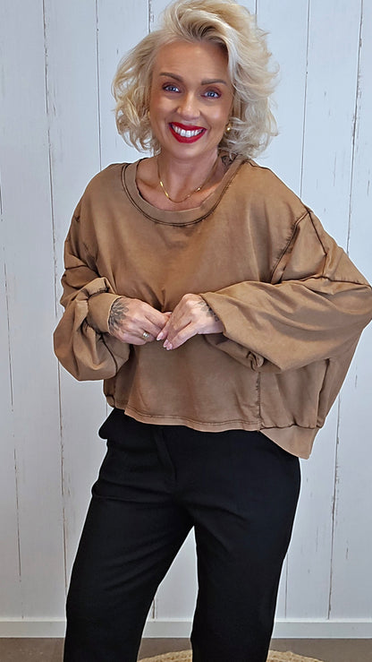 Elodie oversized genser med båthals konjak