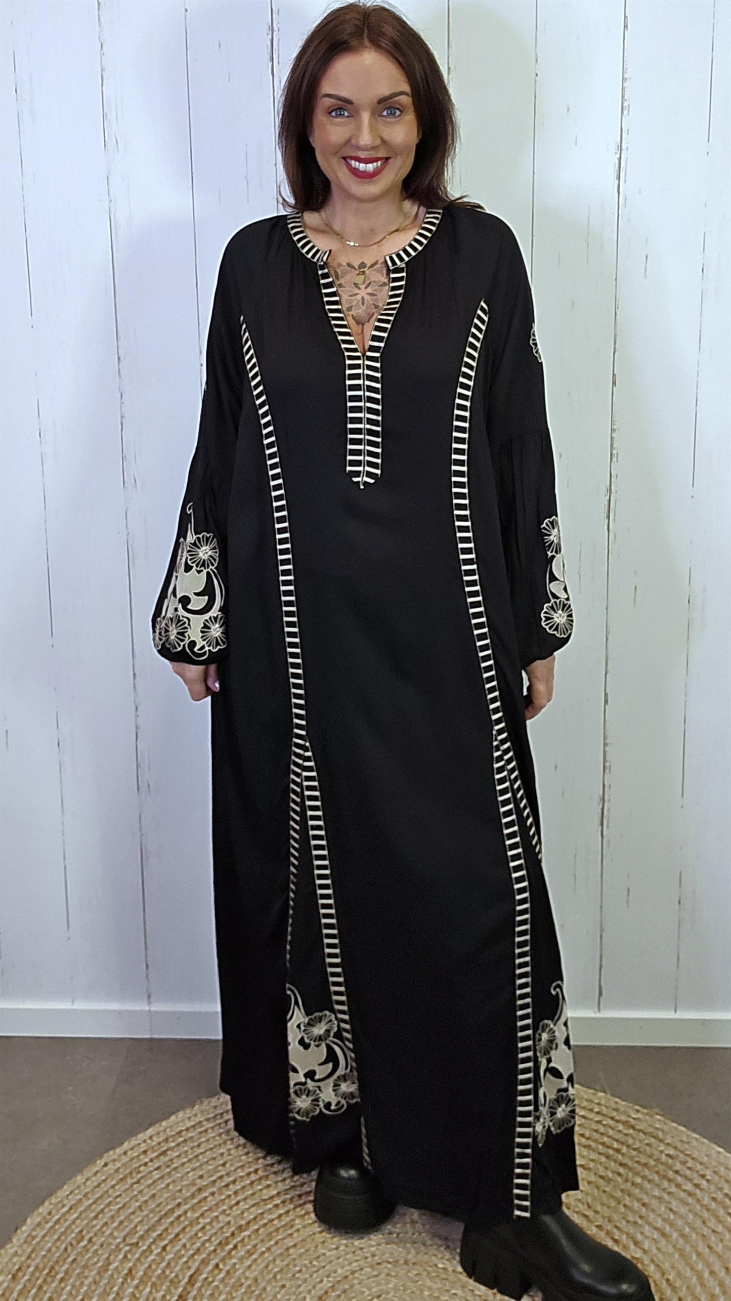 Amira brodert maxikjole svart