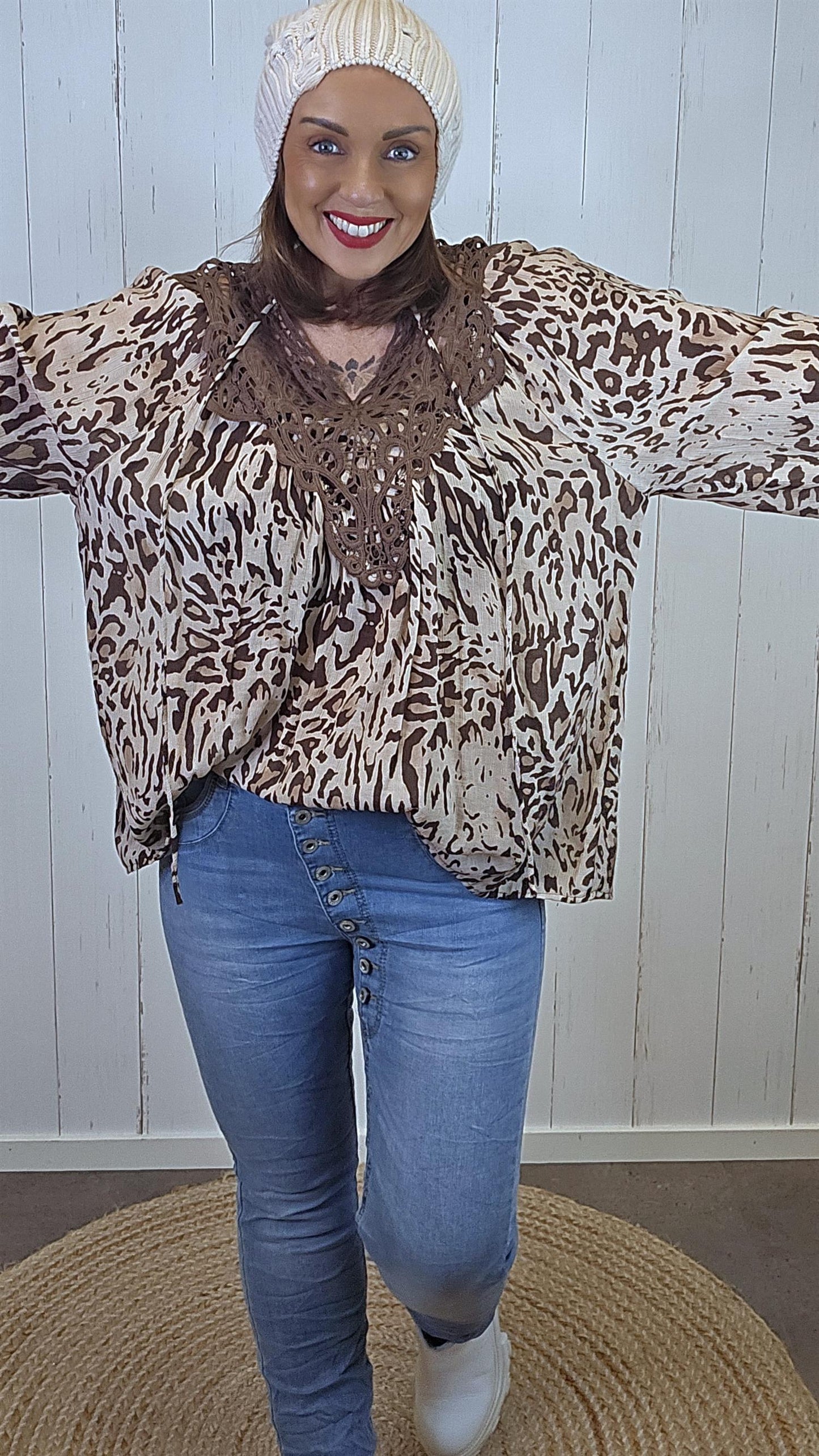 lys leopardbluse med heklet blondeparti