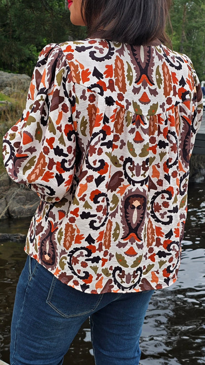 Cajsa skjortebluse med broscher