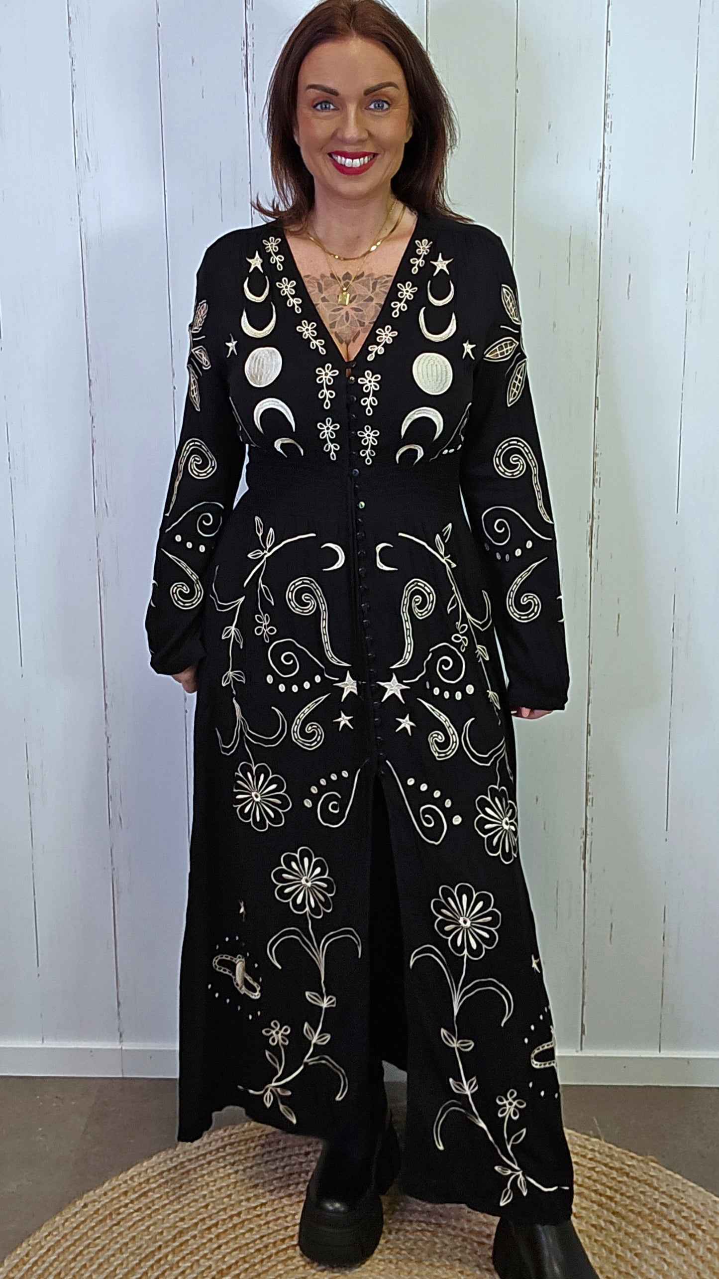 Selma brodert kjole svart