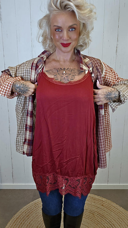 Evelina Singlet med blonder burgunder