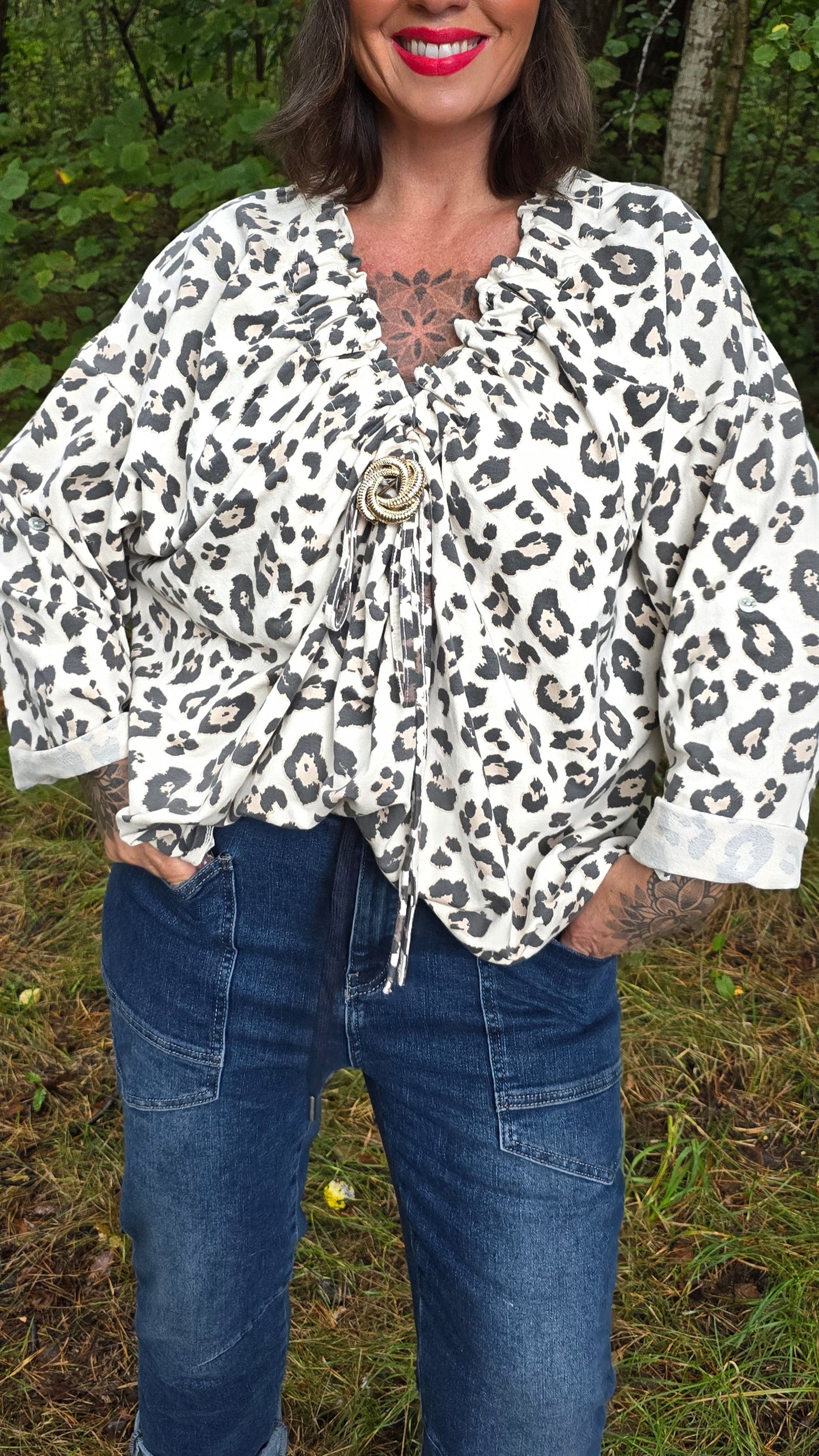 Leo genser med broche
