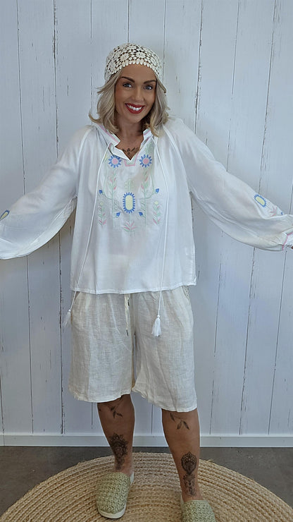 Brodert boho-bluse i linblanding