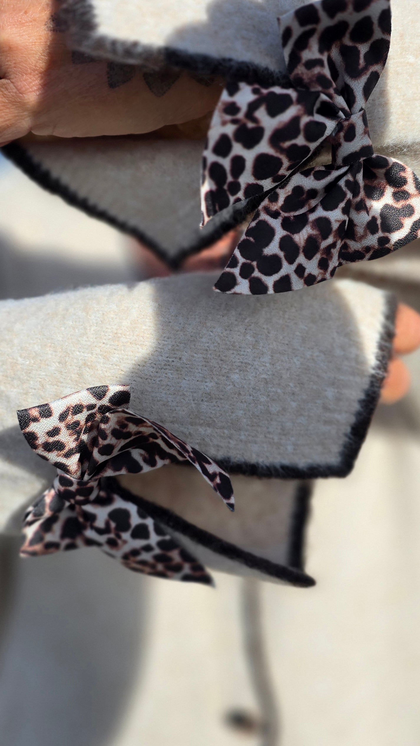 Strikket jakke beige med leo sløyfe