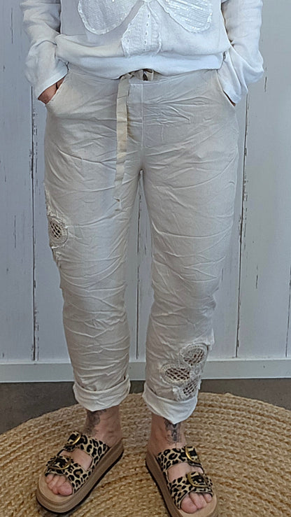 Alma bukse med blomst beige