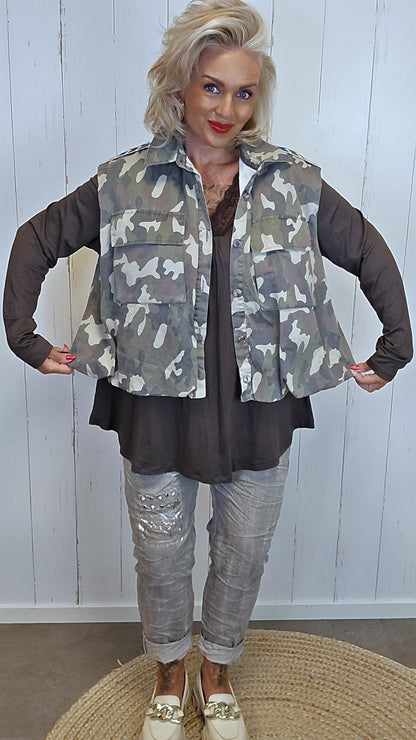 Camo vest med knapper