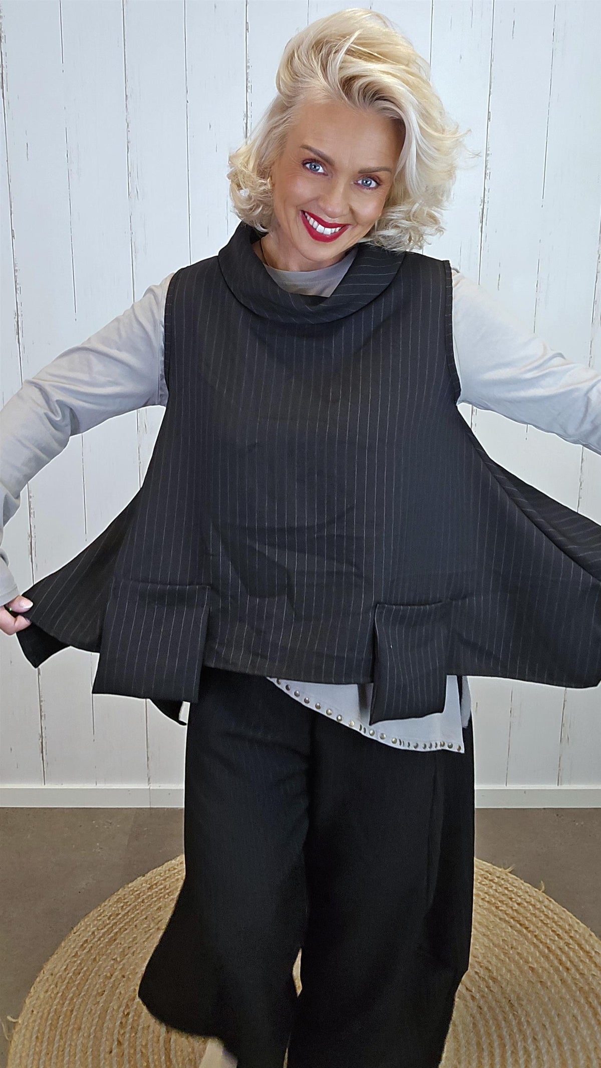 Bella pinstripe vesttopp med høy hals
