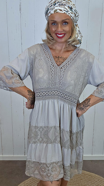 Maja Kjole med blondedetaljer taupe