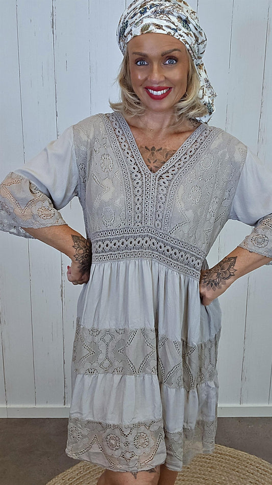Maja Kjole med blondedetaljer taupe